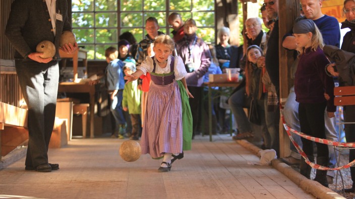 Bayerische Tradition: Beim Kegeln können große und kleine Besucher auf der Glentleiten ihr Geschick unter Beweis stellen.