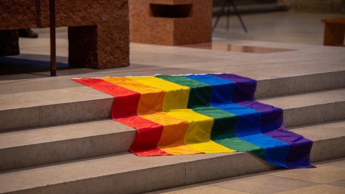 Katholische Kirche und LGBTIQ: Beim monatlichen Queer-Gottesdienst in St. Paul liegt die Regenbogen-Fahne vor dem Altar.