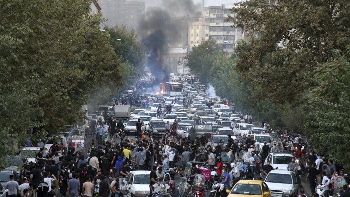 Polizeigewalt: Die Massenproteste in Iran reißen nicht ab. Die Polizei geht meist mit großer Härte gegen Demonstranten vor.