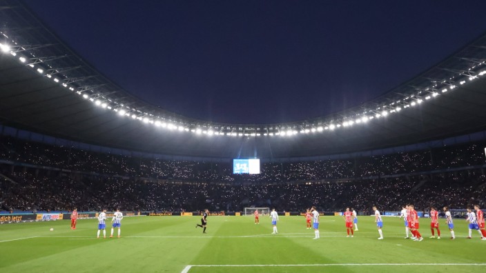 Hertha BSC: Den Zuschauern fiel die spärliche Beleuchtung auf - sie schalteten ihre Handy-Lampen an.