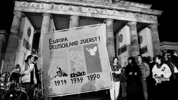 Europa im 20. Jahrhundert: Ganz so einfach ist es dann doch nicht: Plakat am Vorabend der Wiedervereinigung Deutschlands am 3. Oktober 1990. Die Demonstranten traten für ein Europa ohne Waffen ein, wenn auch der Slogan "Deutschland zuerst" an anderes denken lässt.