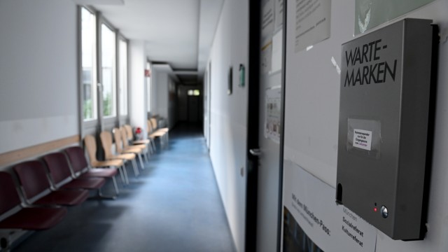 Triste Sozialbürgerhäuser: Beim Jobcenter gibt's Wartemarken - und lange, triste Flure.