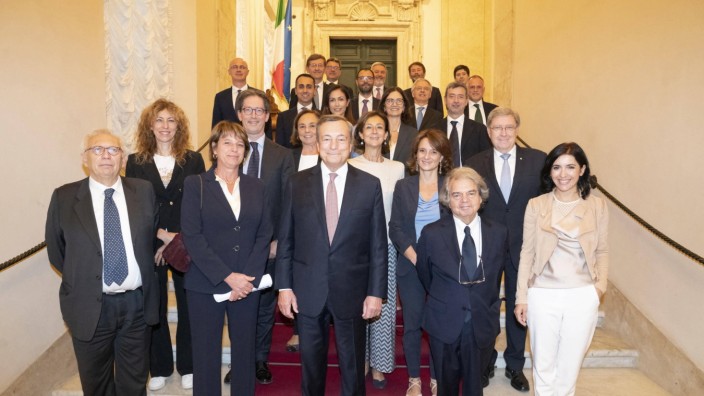 Draghis Abschied: "Der Abschied der Besten", titelte "La Stampa" zum Gruppenfoto der Minister mit dem scheidenden Premier Mario Draghi.