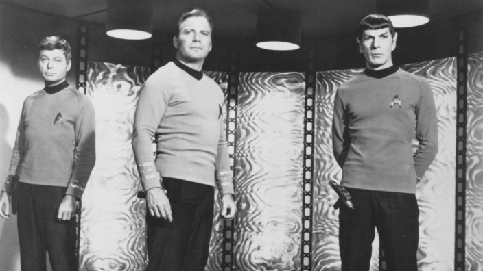 Physik: In den Sechzigerjahren wurde nur in der Fernsehserie "Raumschiff Enterprise" ("Star Trek") gebeamt. Inzwischen kann tatsächlich teleportiert werden - allerdings nur Quantenzustände, nicht Mr. Spock.