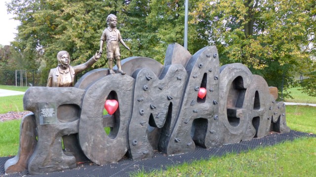Kreistag Dachau: Die Skulptur "Pomagam" (bedeutet auf Polnisch "Ich helfe") steht im neuen Museum zum Gedenken an die Bevölkerung von Oświęcim und der Region.