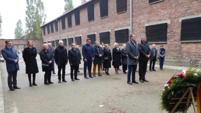 Kreistag Dachau: Im Todesblock des Stammlagers legte die Delegation zusammen mit ihren Kollegen aus dem Partnerlandkreis einen Kranz nieder.