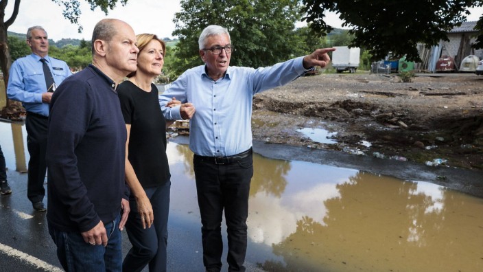 Flut im Ahrtal: Malu Dreyer machte sich im Sommer 2021 mit Olaf Scholz und dem damaligen Landesinnenminister Roger Lewentz (re.) ein Bild von den Flutschäden.
