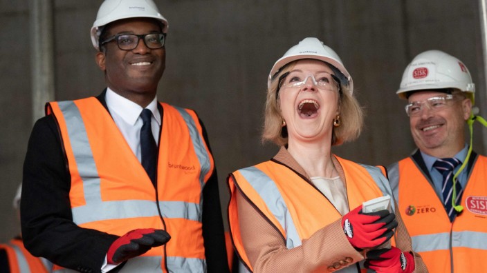 Großbritannien: Hauptsache, gute Laune: Premierministern Liz Truss mit dem britischen Finanzminister Kwasi Kwarteng (li.) zu Besuch auf einer Baustelle für einen Medizincampus in Birmingham.