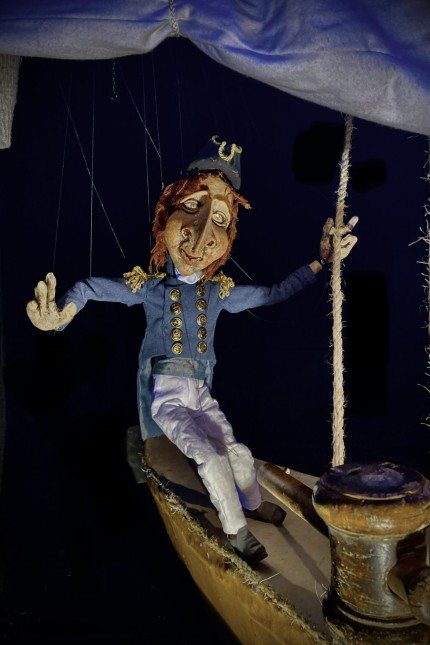 Marionettentheater: Die Marionetten, hier Kapitän Robert Fitzroy, wurden in Anlehnung an historisches Bildmaterial gestaltet.