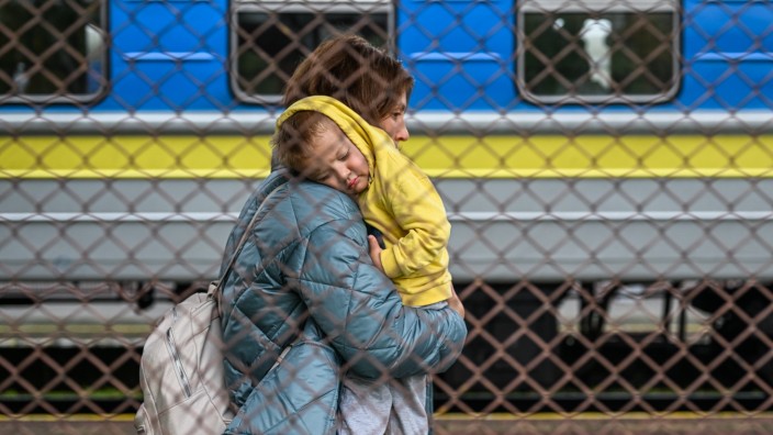 Flüchtlingsgipfel: Mehr als eine Million Kriegsflüchtlinge aus der Ukraine sind jetzt in Deutschland registriert: Eine Frau verlässt mit ihrem Kind einen Zug aus Saporischschja.