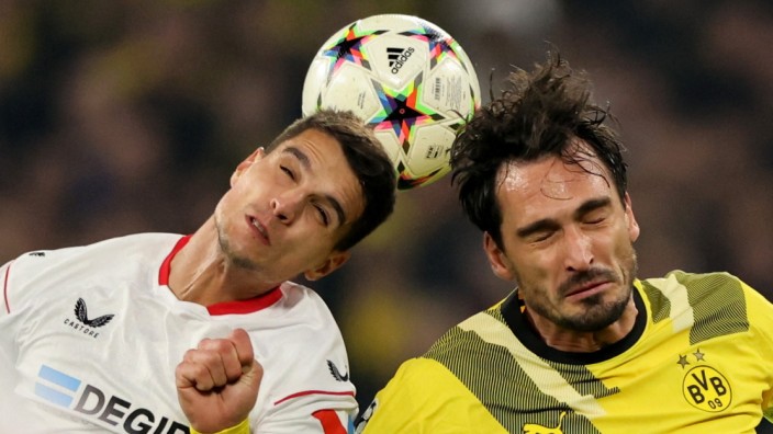Champions League: Kopf an Kopf: Harter Kampf zwischen Dortmunds Mats Hummels (rechts) und Sevillas Erik Lamela.