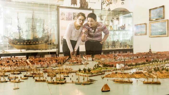 Urlaub in Hamburg: Besucherinnen betrachten ein Modell des Hamburger Hafens von 1844.