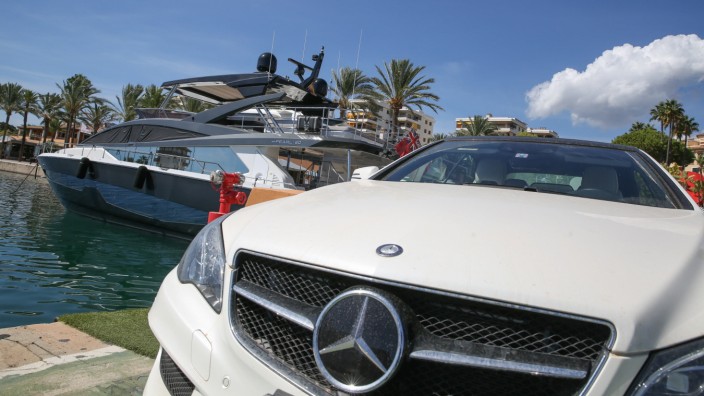 Luxus: Eine Limousine und eine Yacht in Puerto Portals auf Mallorca