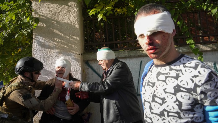 Krieg in der Ukraine: Verletzte Einwohner von Kiew nach einem Angriff