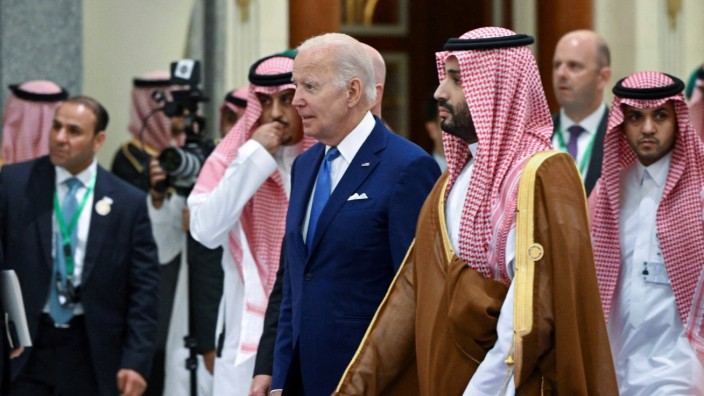 USA und die Golfstaaten: Netter Versuch: Im Juli reiste Joe Biden nach Dschidda - wie vor ihm Emmanuel Macron und nach ihm Olaf Scholz. Die Besuche beeindrucken den in Saudi-Arabien bestimmenden Mohammed bin Salman (vorne) aber offenbar nicht.