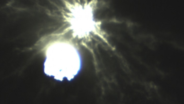 Raumfahrt: Unmittelbar nach dem Aufprall zeigt dieses Bild der Sonde "Liciacube" gewaltige Staubschwaden rund um den Asteroiden Dimorphos (oben).