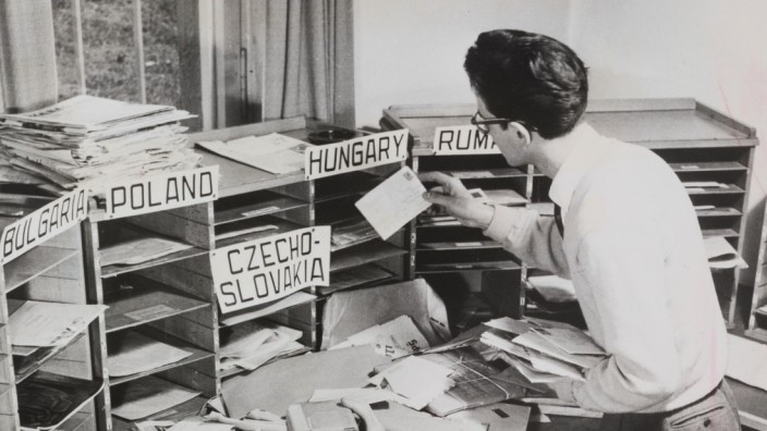 Journalisten im Exil: Post von drüben: Mitarbeiter der Sender sortieren im Jahr 1960 Hörerzuschriften.
