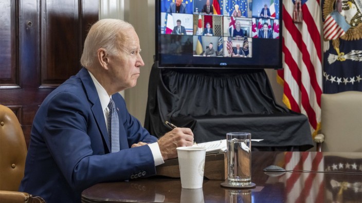Krieg in der Ukraine: Jeder Krieg wird nicht von Generälen beendet, sondern von Politikern: US-Präsident Joe Biden bei einer Schalte mit seinen G7-Kollegen am Montag.