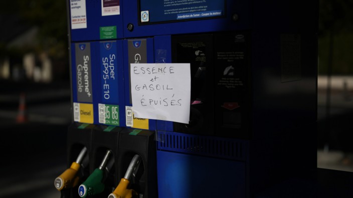 Frankreich: "Benzin und Diesel sind nicht vorrätig", heißt es an dieser Tankstelle in Paris.