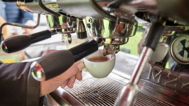 Mobile Gastronomie: Die Espresso-Maschine auf seiner Ape ist Günter Zechs wichtigstes Hilfsmittel.