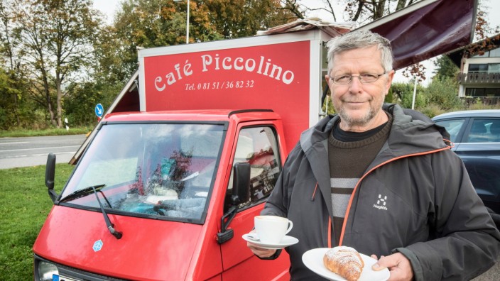 Mobile Gastronomie: Ein Cappuccino und etwas Süßes: Günter Zech, Inhaber des mobilen Café Piccolino, bedient einen Kunden.