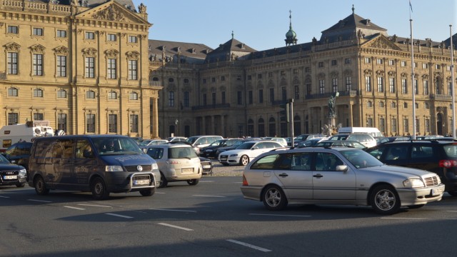 Unesco-Auszeichnung: Der von Verkehr umtoste Würzburger Residenzplatz wird seit den Fünfzigerjahren als Parkplatz genutzt.