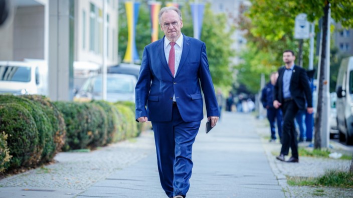 Sachsen-Anhalt: Widerstand, so offen wie nie: Teile seiner CDU-Fraktion haben Ministerpräsident Reiner Haseloff die Unterstützung verweigert.