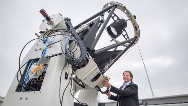 Schlüsseltechnologie: Präsentiert sein "Baby": Laborleiter Johannes Prell führt das Teleskop der optischen Bodenstation für Laserkommunikation vor.