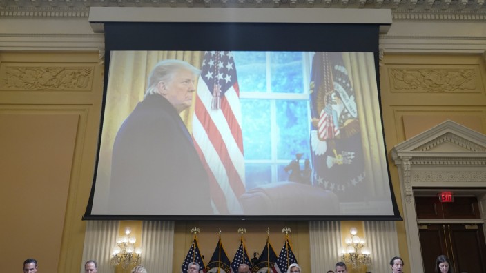 Washington: Ein Bild Donald Trumps wird bei der Ausschusssitzung auf einer Leinwand gezeigt. Dem Willen der Mitglieder nach soll Trump bald persönlich erscheinen.