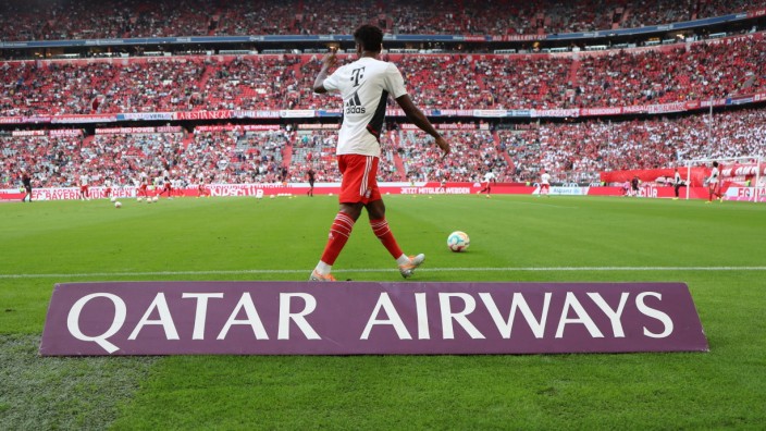Jahreshauptversammlung des FC Bayern: Erfolgreicher Fußball vor umstrittener Botschaft: Qatar-Airways-Werbung in der Münchner Arena.