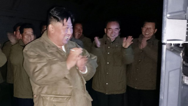 Politik Asien: Dieses von der nordkoreanischen Regierung zur Verfügung gestellte Bild zeigt Kim Jong-un, Machthaber von Nordkorea, kürzlich beim Abschuss eines von zwei strategischen Langstrecken-Marschflugkörpers zu einem Test.