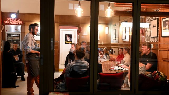 Gürmet Wein und Meze Pop-up: Abends verwandelt sich das Village Café an der Fraunhoferstraße aktuell in einen Wein-Pop-up.