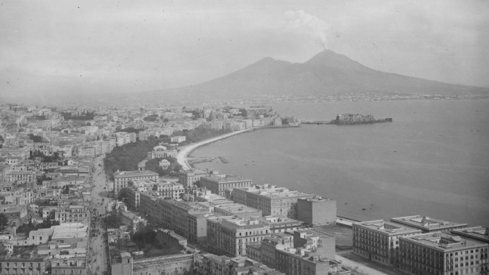 "Die Autobiographie des Giuliano di Sansevero": Von Neapel aus, hier im Jahr 1932, geht der Held dieser "Autobiographie" in die Welt.