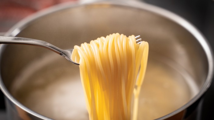 Italien: Objekt der Begierde: Wie Spaghetti aus dem Wasser herauskommen sollen, darin sind sich die Italienerinnen und Italiener einig: al dente, bitte schön!