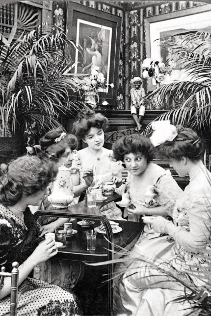 Literatur: Eine Frauenrunde im Café Luitpold - hier fand 1899 der Auftakt des Ersten Allgemeinen Bayerischen Frauentags statt.