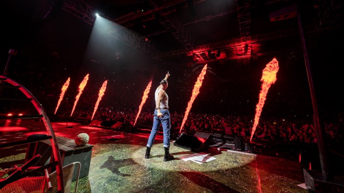 Rekord-Rapper: Feuer, große Posen und sogar ein kleines Boot: Erfolgs-Rapper Apache 207 fährt bei seinem Konzert in der Münchner Olympiahalle groß auf.