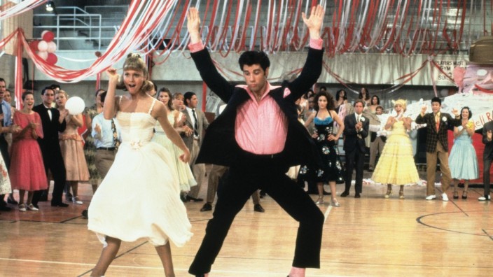 Spielfilmtipps zum Wochenende: Ist das schon das Happy End von "Grease"? Sandy und Danny (Olivia Newton John, John Travolta) schicken sich an, den Wettbewerb zu gewinnen. Doch gleich wird die durchtriebene Cha Cha (rechts hinter Travolta) die Tanzfläche stürmen.