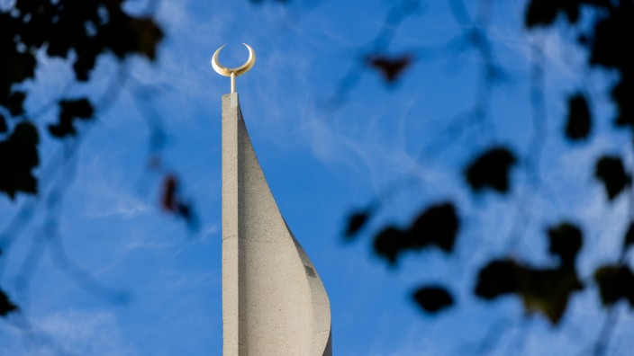 Islam: Das Minarett der Kölner Zentralmoschee ragt gen Himmel, an diesem Freitag versammelten sich darunter 3000 Gläubige zum Gebet.