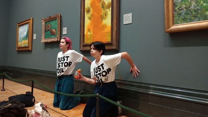 Klimaprotest im Museum: Hände, die an Wänden kleben: Aktivistinnen am Freitag in der National Gallery in London.