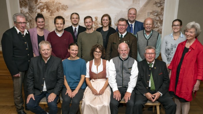 Aying: Engagierte unter sich: die gewürdigten Ehrenamtlichen mit Landrat Christoph Göbel (hinten rechts), der selbst Vorsitzender des TSV Gräfelfing ist.