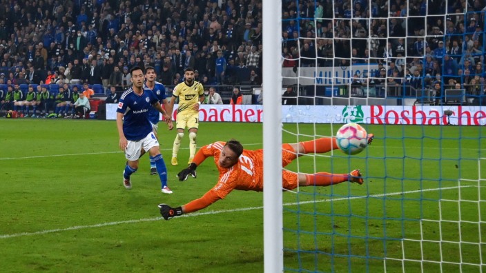 Freitagsspiel: Mit Gefühl: Munas Dabbur (Mitte) schlenzt den Ball zum 2:0 für Hoffenheim ins Netz, Schalkes Torwart Alexander Schwolow ist ohne Chance.