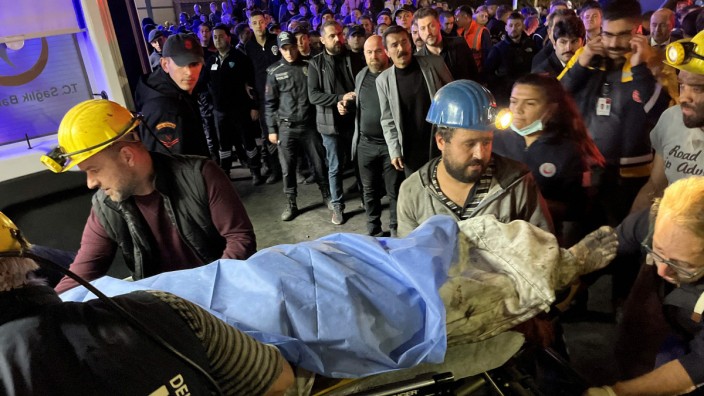 Minen-Unglück in der Türkei: Rettungskräfte transportieren einen verwundeten Grubenarbeiter auf einer Trage, nachdem die Kohlemine in der nordöstlichen Hafenstadt Amasra am Schwarzen Meer teilweise eingestürzt ist.