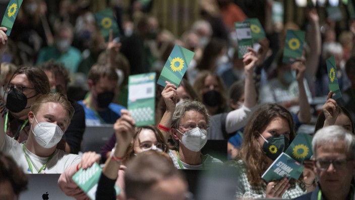 AKW-Frage bei den Grünen: Waffen, Krieg und Inflation - der Parteitag der Grünen tagt in schweren Zeiten und debattiert über Atomkraft und Energiekrise.