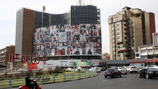 Nach wochenlangen Demonstrationen: Mit dem Konterfei von 50 berühmten Frauen warb das iranische Regime im Zentrum Teherans für seine Politik...