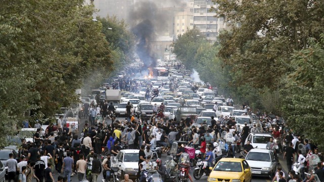 Nach wochenlangen Demonstrationen: In Iran gibt es landesweite Proteste. Die Regierung gerät zunehmend unter Druck.