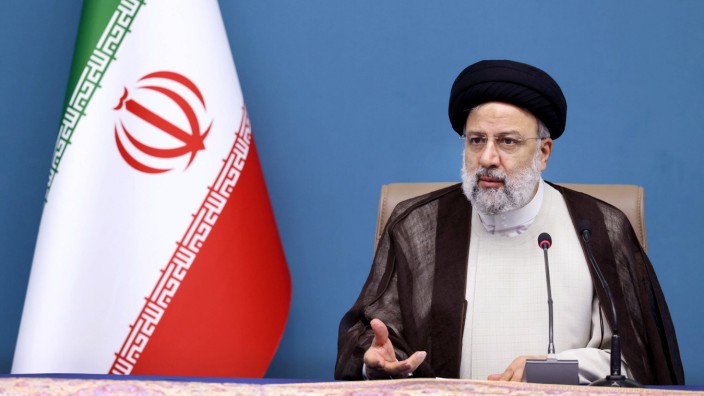 Nach wochenlangen Demonstrationen: Nach wochenlangen Protesten: Irans Präsident Ebrahim Raisi kündigt Überprüfung von Gesetzen an.
