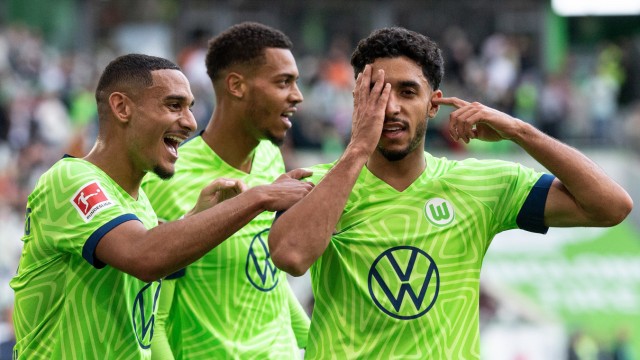 Bundesliga: Da darf man ruhig hinschauen: Wolfsburgs Omar Marmoush (rechts) erzielte das sehenswerte Tor zum Endstand gegen Gladbach.