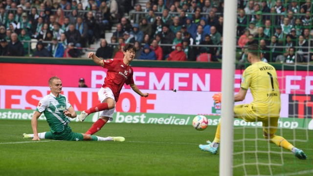 Bundesliga: Mainz-style Pinprick football: Jae-Sung Lee (center) scored the 2-0 win against Werder Bremen.