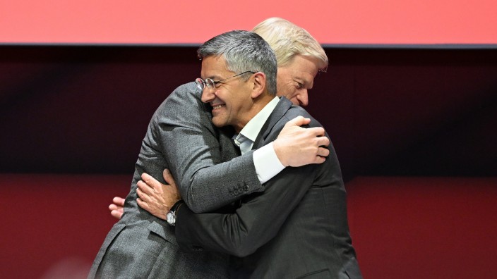 Jahreshauptversammlung: Oliver Kahn, Vorstandsvorsitzende FC Bayern (li), gratuliert auf der Jahreshauptversammlung dem wiedergewählten Präsidenten des FC Bayern, Herbert Hainer.