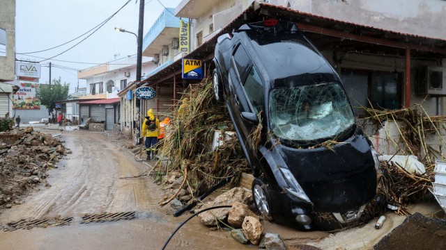 Überflutung: Die Regenfluten rissen auch Autos einfach mit sich.